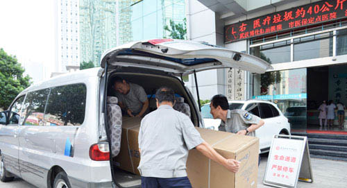 武汉博仕中医肛肠医院后勤人员安排空调装车运往消防部队