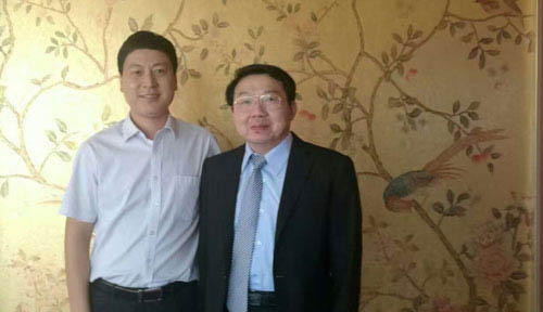 武汉博仕中医肛肠医院领导（左）和李伟强司长（右）合影