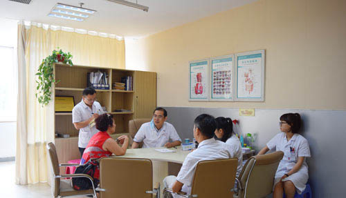 贝绍生博士与武汉博仕中医肛肠医院专家共同坐诊，为患者“私人订制”治疗方案